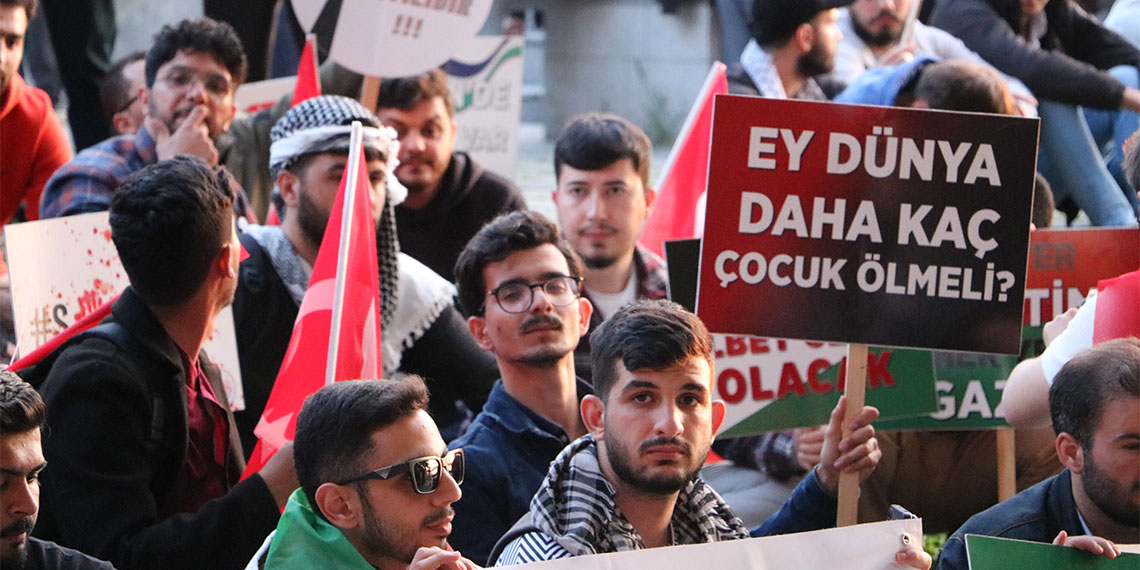 Zonguldak’ta bir araya gelen yaklaşık bin kişi, İsrail'in Refah'ta çadırlara bombalı saldırı düzenlemesine tepki göstererek yürüyüş yaptı.