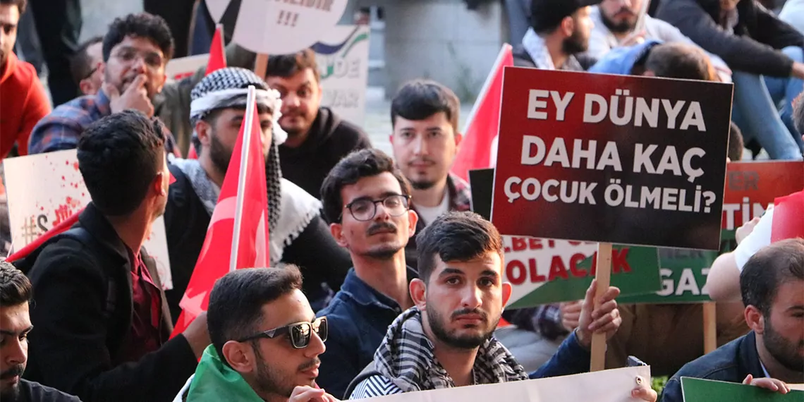 Zonguldak’ta bir araya gelen yaklaşık bin kişi, i̇srail'in refah'ta çadırlara bombalı saldırı düzenlemesine tepki göstererek yürüyüş yaptı.