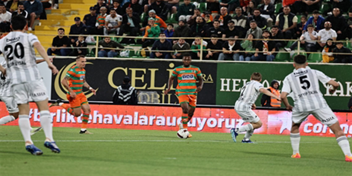 Beşiktaş Teknik Sorumlusu Halim Okta, "Maçı kazanmak istedik ama ilk yarı biraz kötü oynadık. Tempomuz düşüktü, ikinci yarı oynanan oyundan memnunuz. Bir anlık dikkat dağınıklığı gol yememize sebep oldu" dedi.