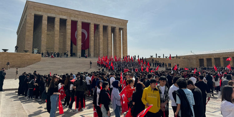 Yurdun dört bir yanından Anıtkabir'e akın var