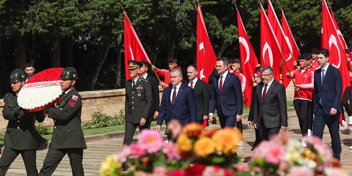 Yurdun dört bir yanından gelenler, ellerinde türk bayrakları ve atatürk posterleriyle anıtkabir'e akın etti. Anıtkabir avlusunu dolduranlar, hatıra fotoğrafı çektirip, 19 mayıs'ı kutladı.