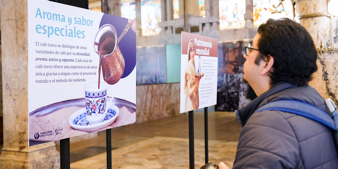 Buenos Aires Yunus Emre Enstitüsü (YEE) ve Arjantin Ulusal Kongresi Parlamenter Diplomasi Direktörlüğü tarafından düzenlenen Tarihi El Molino Binasında Türk Kahvesi Günü etkinliği büyük ilgi gördü. 