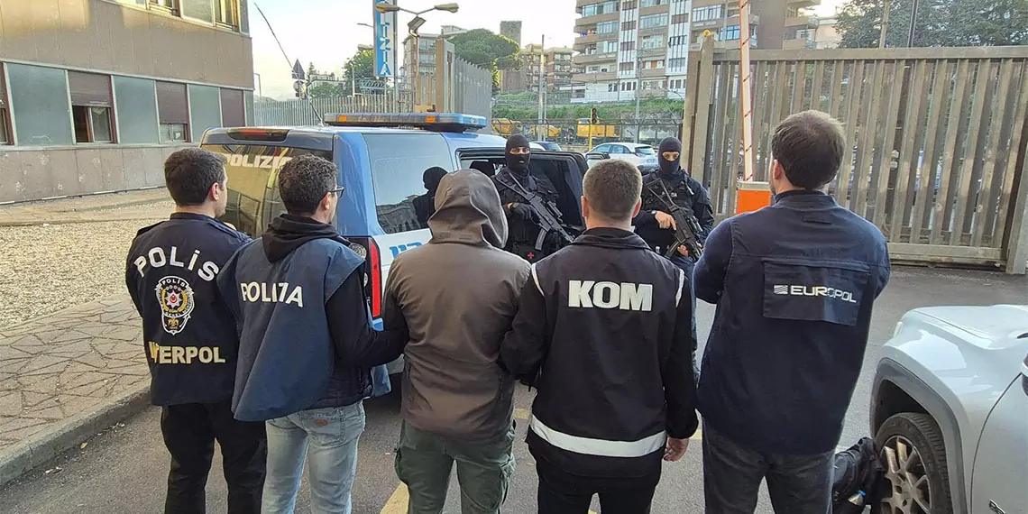 Kırmızı bültenle aranan organize suç örgütü lideri barış boyun i̇talya'nın viterbo şehrinde i̇talya ve türk polisinden oluşan bir ekibin düzenlediği operasyonla yakalandı.