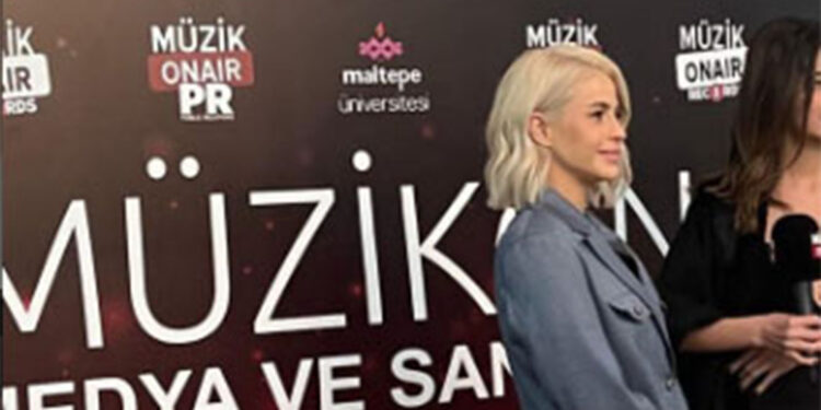 Başarılı oyuncu Büşra Pekin'e bir ödül daha