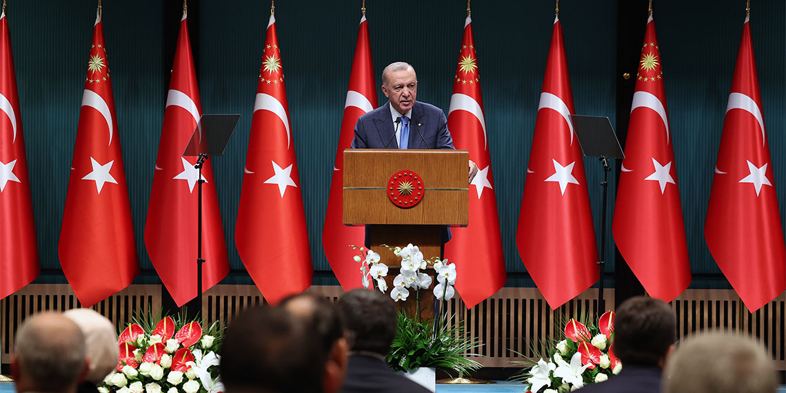 Cumhurbaşkanı Recep Tayyip Erdoğan, "Gelinen aşamada şunu çok net görebiliyoruz, mevcut anayasanın yeni Türkiye'yi taşıması mümkün değildir. Muhalif, muvafık fark etmeksizin 85 milyon olarak yeni yüzyılda, yeni anayasa ülküsünü gerçeğe dönüştürmemiz gerektiğine inanıyorum" dedi.