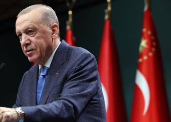 Mevcut anayasanın yeni Türkiye'yi taşıması mümkün değil