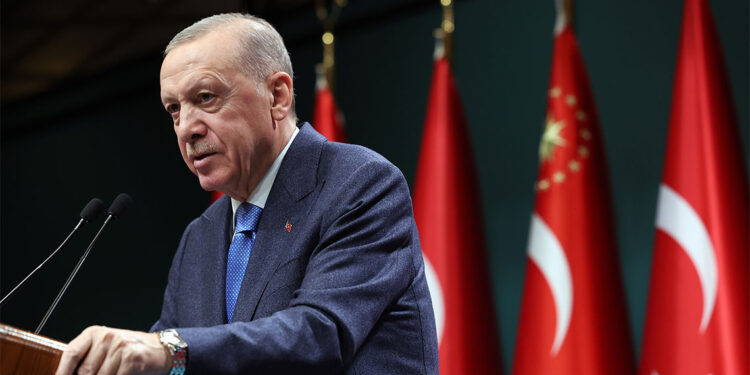 Mevcut anayasanın yeni Türkiye'yi taşıması mümkün değil