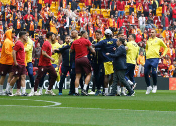 Galatasaray-Fenerbahçe derbisi öncesi sahada gerginlik