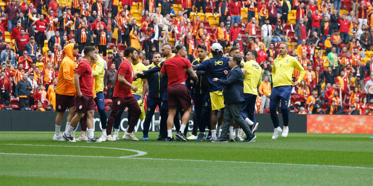 Galatasaray-Fenerbahçe derbisi öncesi sahada gerginlik