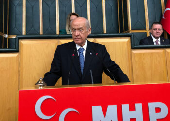 Suç ve suçluyu övmek siyasetin değil hukukun konusudur