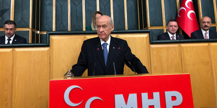 Suç ve suçluyu övmek siyasetin değil hukukun konusudur