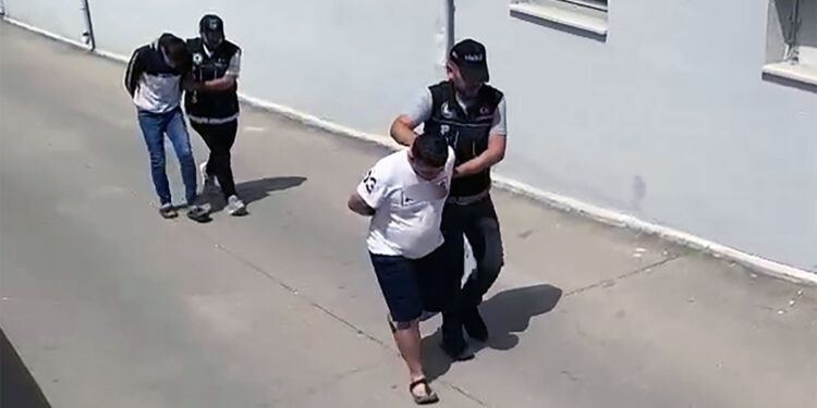 Elektrik panosuna gizlenmiş 935 uyuşturucu hap ele geçirildi