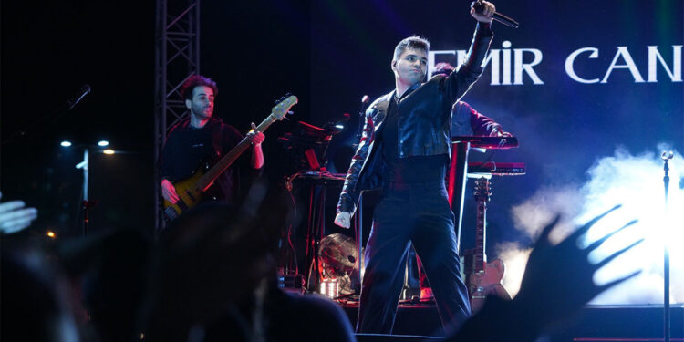 Emir Can İğrek müzikseverlerle buluştu