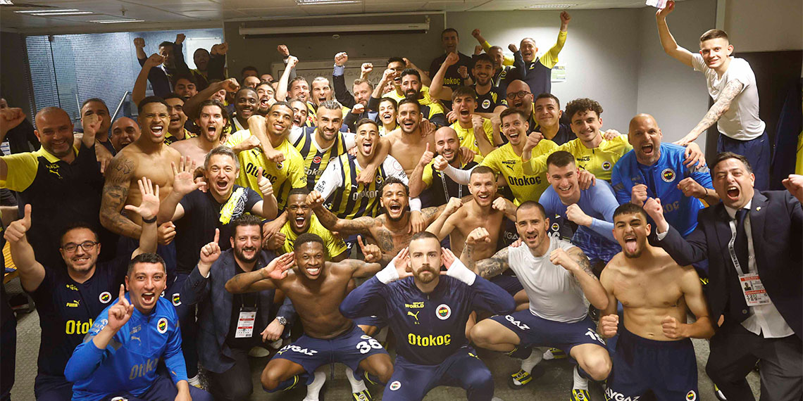 Süper Lig'in 37'nci hafta karşılaşmasında Galatasaray'ı deplasmanda 10 kişiyle 1-0 mağlup ederek rakibiyle arasındaki puan farkını 3'e indiren Fenerbahçe şampiyonluk şansını son haftaya taşıdı.