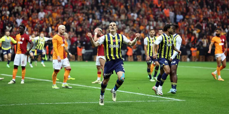 Fenerbahçe şampiyonluk şansını son haftaya taşıdı