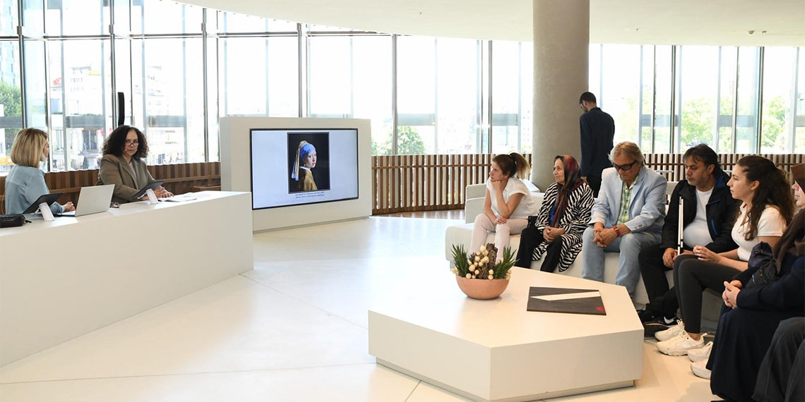 Türk Telekom’un, Dünya Engelliler Haftası kapsamında Atatürk Kültür Merkezi’nde ağırladığı görme engelli sanatseverler dünyaca ünlü ressamların tablolarının yanı sıra Milli Saraylar Resim Müzesi Koleksiyonu’ndan eserleri canlı betimlemeli olarak deneyimleme fırsatı buldu.