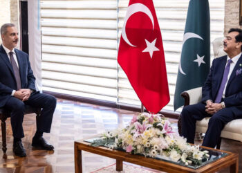 Hakan Fidan, Pakistan Senato Başkanı ile görüştü
