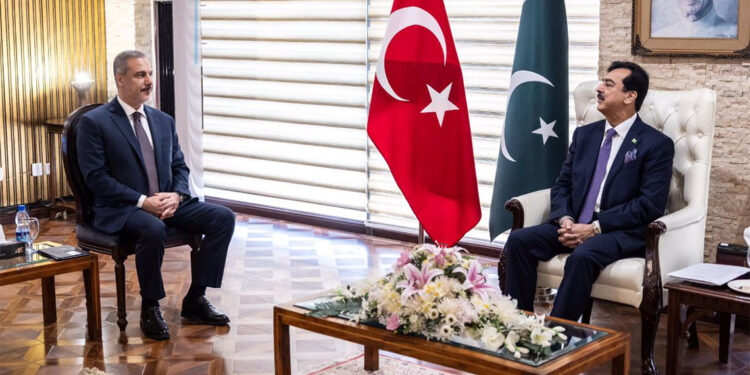 Hakan Fidan, Pakistan Senato Başkanı ile görüştü