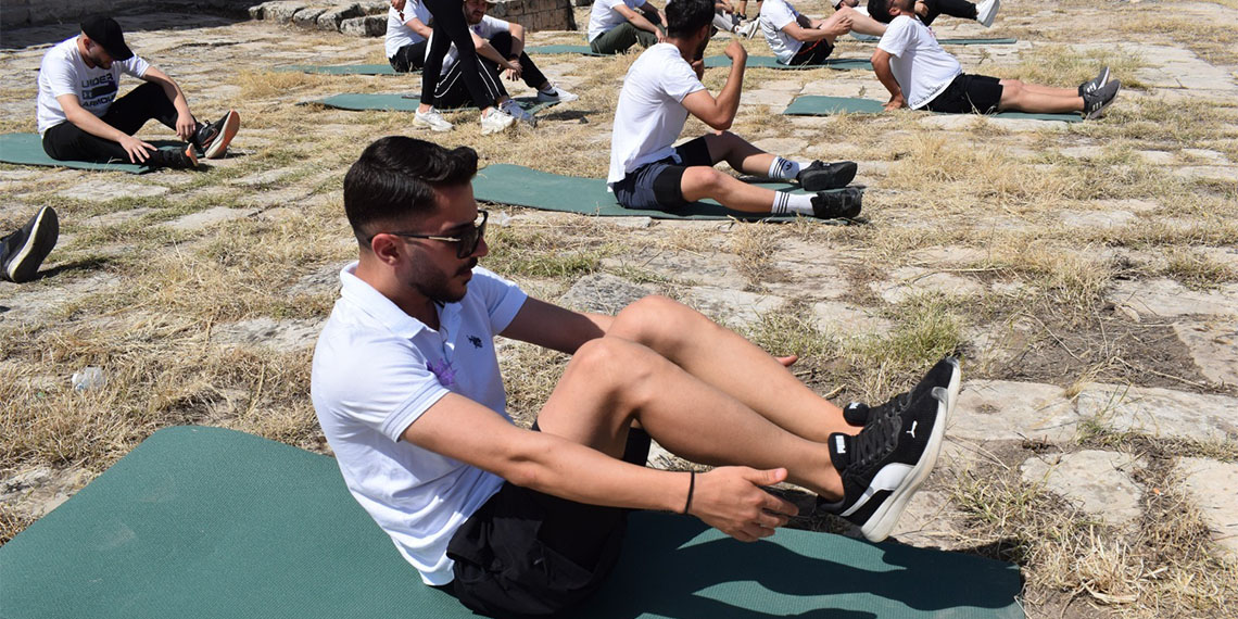 Batman'da, tarihi Hasankeyf Kalesi'nde bir araya gelen 16 erkek, spor eğitmeni Şeyda Altuner eşliğinde, kadın cinayetlerine dikkat çekmek amacıyla pilates yaptı.