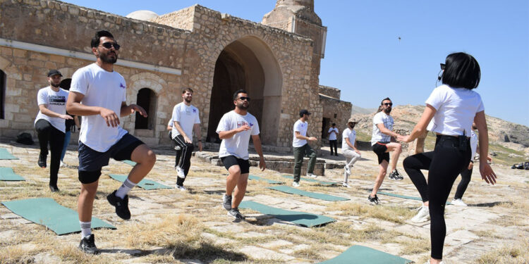 Tarihi Hasankeyf Kalesi'nde pilates yaptılar
