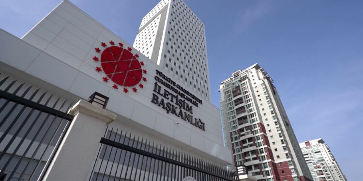 İstanbul'daki özel bir okulda MEB müfredatına uyulmuyor mu?