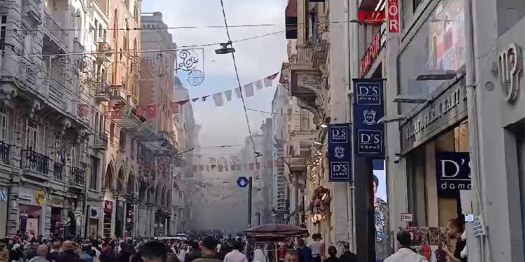 İstiklal Caddesi'nde mağazada yangın