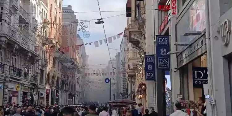 İstiklal caddesi'nde mağazada yangın