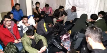 Operasyonla yakalanan göçmenler kuruyemiş yemeye devam etti