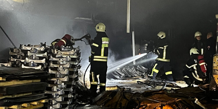 Kayseri'de soba imalathanesinde yangın