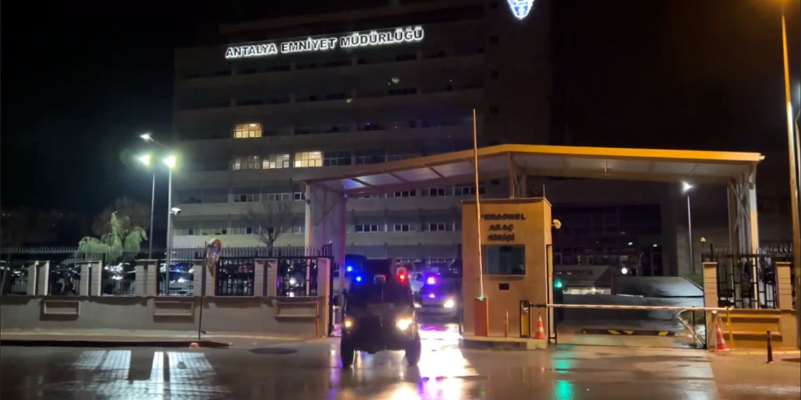 İçişleri Bakanı Ali Yerlikaya, 17 ilde son 4 gün içinde FETÖ’ye yönelik düzenlenen KISKAÇ-18 operasyonlarında 90 şüphelinin yakalandığını duyurdu.