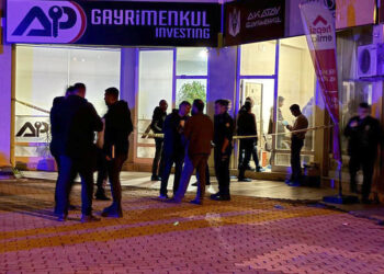 2.5 saat arayla tartıştığı arkadaşlarından birini öldürdü, diğeri yaralandı