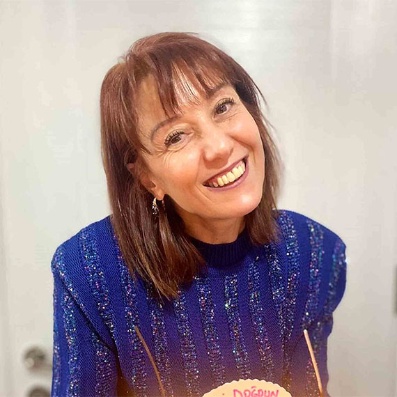 Antalya'nın Finike ilçesindeki özel kreşte çocuklara şiddet uygulayan kreş müdürü Özlem Ünal, soruşturma kapsamında tutuklandı.