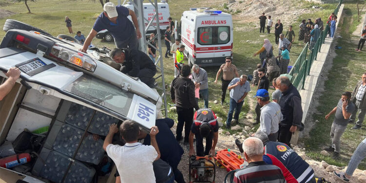 Kütahya'da yolcu minibüsü şarampole devrildi