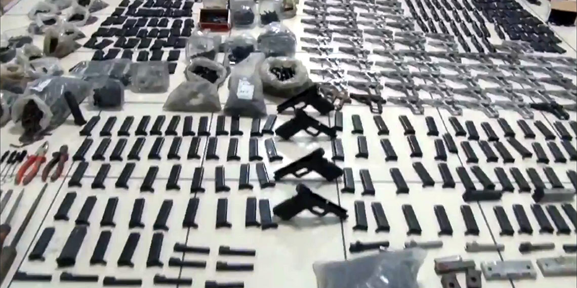 İçişleri Bakanı Ali Yerlikaya, son 5 günde 77 ilde silah kaçakçılarına ve ruhsatsız silah taşıyanlara yönelik Mercek-19 operasyonlarında toplam 1877 silahın ele geçirildiğini, 2 bin 89 şüpheli hakkında işlem yapıldığını açıkladı.