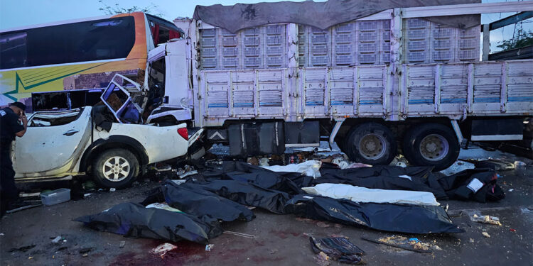 Mersin'de karşı şeride geçen yolcu otobüsü, 3 araçla çarpıştı; 12 ölü, 20'nin üzerinde yaralı var