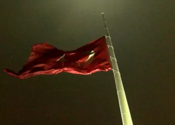 Türkiye'de ilan edilen milli yas nedeniyle bayraklar yarıya indi