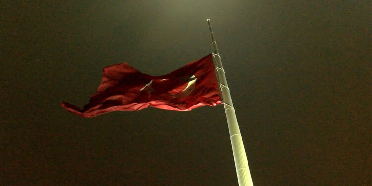 Türkiye'de ilan edilen milli yas nedeniyle bayraklar yarıya indi