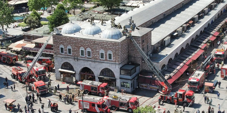 Tarihi Mısır Çarşısı'nda yangın