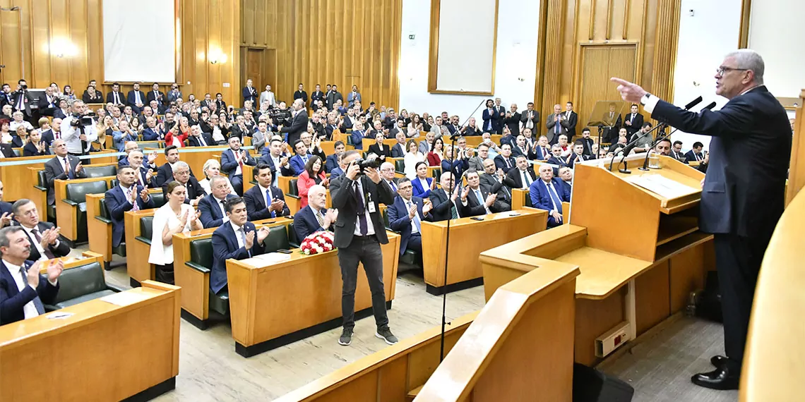 İyi̇ parti genel başkanı müsavat dervişoğlu, "2024 yılında, sayın erdoğan bir kez daha öyle istiyor diye, bir kez daha aday olabilsin diye, tek adam rejiminin raf ömrünü uzatacak hiçbir anayasa değişikliğini desteklemeyeceğiz" dedi.