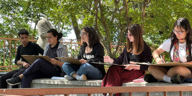 Etnografya Müzesi'nin bahçesinde ders yaptılar