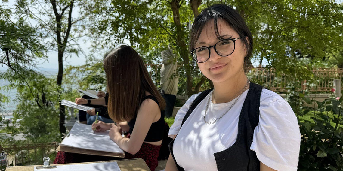 Tekirdağ Namık Kemal Üniversitesi (NKÜ) Güzel Sanatlar, Tasarım ve Mimarlık Fakültesi Resim Bölümü öğrencileri, Tekirdağ Arkeoloji ve Etnografya Müzesi'nin bahçesinde ders yapıp, buradaki eserlerin resmini yaptı.