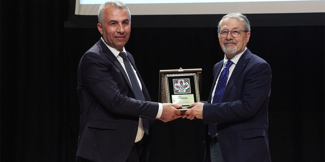 Bilim Akademisi üyesi ve deprem uzmanı Prof. Dr. Naci Görür, "Eğer deprem olur, Marmara bölgesinde depremin çarkları durursa, Marmara bölgesi çöker, onunla kalmaz bütün Türkiye diz üstü çöker" dedi.