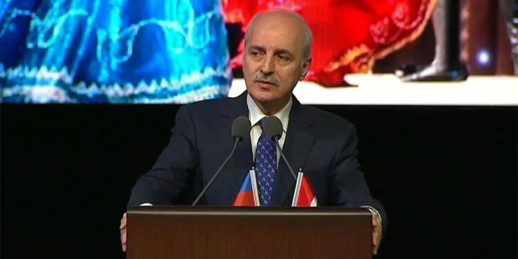 Azerbaycan'ın tarihi başarılarını takdirle takip ediyoruz