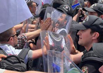 Özel sektör öğretmenleri Meclis'e yürümek istedi; polis müdahale etti