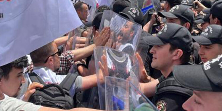 Özel sektör öğretmenleri Meclis'e yürümek istedi; polis müdahale etti