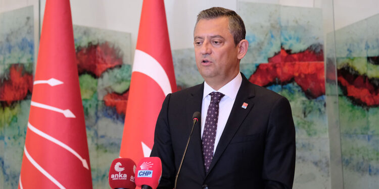 Atatürk ilke ve devrimlerine bağlı kalarak mücadele ediyoruz