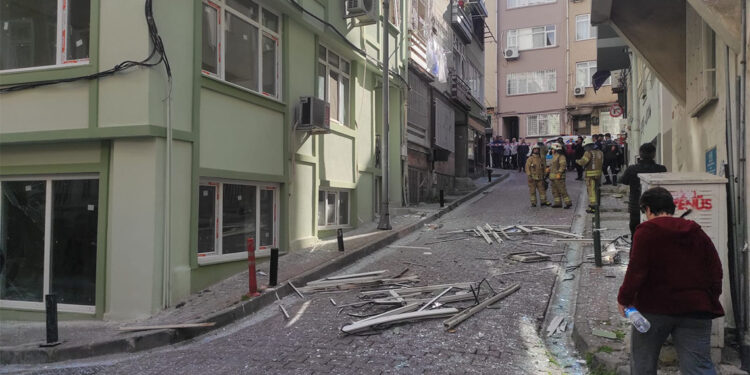 Beşiktaş'ta binada doğal gaz patlaması