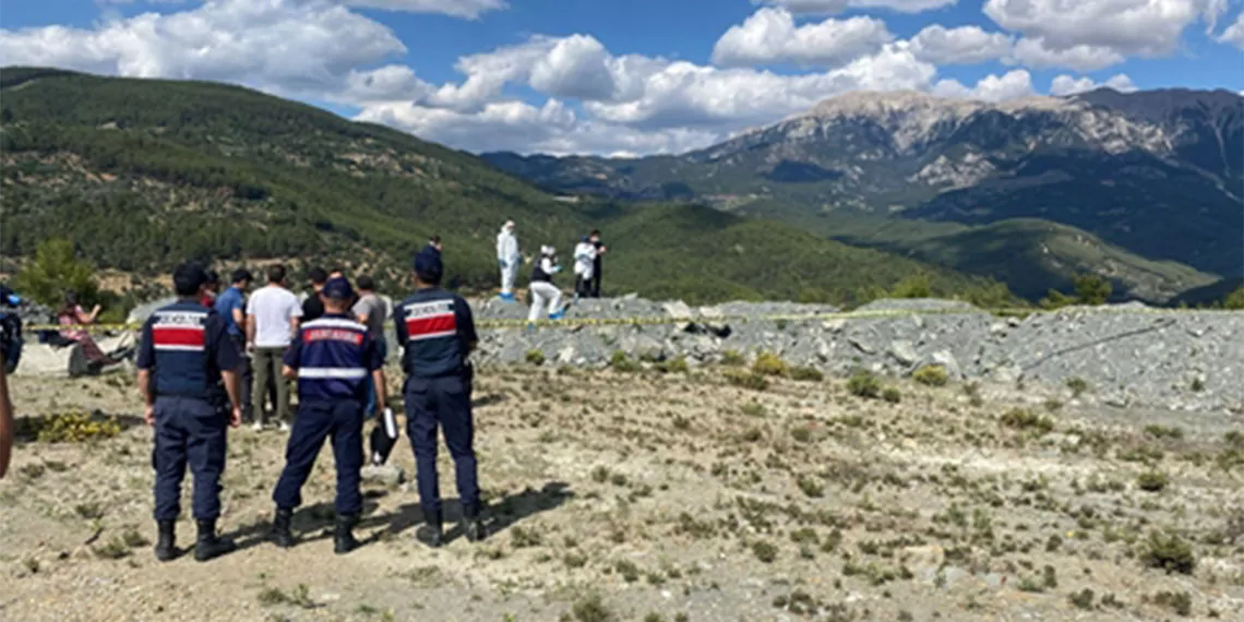 Muğla'nın seydikemer ilçesinde, 52 gün önce kaybolan inşaat ustası şaban ataş'ın (52), bir televizyon programına katılan boşandığı eşi emine karabulut'un itirafıyla cinayete kurban gittiği ortaya çıktı.