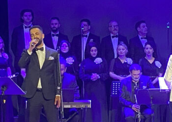 Pandemide hayatını kaybeden meslektaşlarının çocukları için sahneye çıktılar