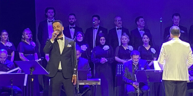 Pandemide hayatını kaybeden meslektaşlarının çocukları için sahneye çıktılar